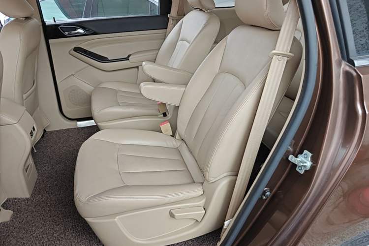 Used Baojun 730 2014 1.5L manual luxury trim 7 seats Left Rear Seat