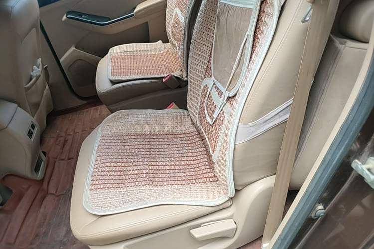 Used Baojun 730 2014 1.5L manual Comfort version 7 seats Left Rear Seat