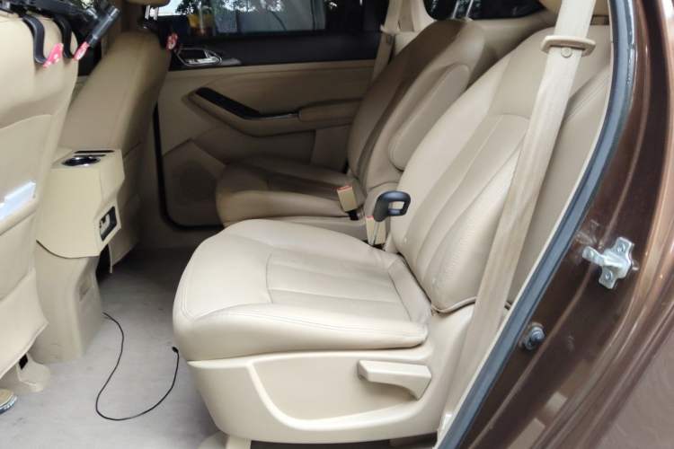 Used Baojun 730 2014 1.5L Manual Luxury Navigation ESP Version 7 Seats Left Rear Seat