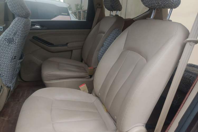 Used Baojun 730 2014 1.5L manual luxury trim 7 seats Left Rear Seat