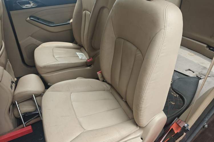 Used Baojun 730 2014 1.5L Manual Luxury Navigation ESP Version 7 Seats Left Rear Seat