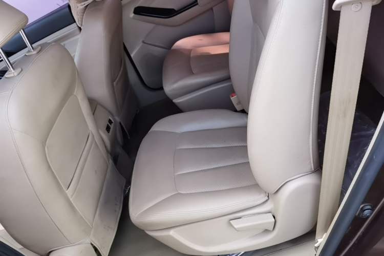 Used Baojun 730 2014 1.5L manual Comfort ESP version 7 seats Left Rear Seat