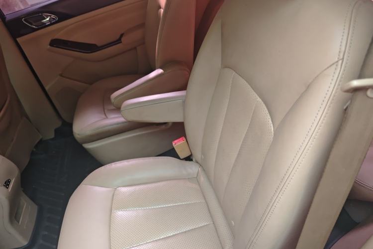 Used Baojun 730 2014 1.5L manual Comfort version 7 seats Left Rear Seat
