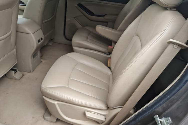 Used Baojun 730 2014 1.5L manual Comfort version 7 seats Left Rear Seat