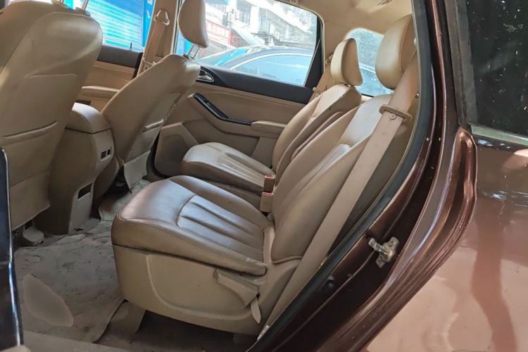 Used Baojun 730 2014 1.5L manual luxury trim 7 seats Left Rear Seat