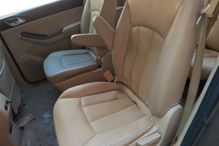Used Baojun 730 2014 1.5L manual Comfort version 7 seats Left Rear Seat
