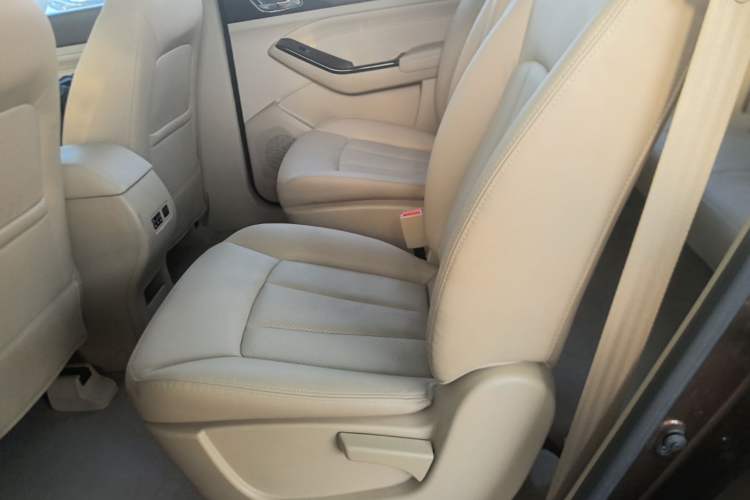 Used Baojun 730 2014 1.5L manual Comfort ESP version 7 seats Left Rear Seat