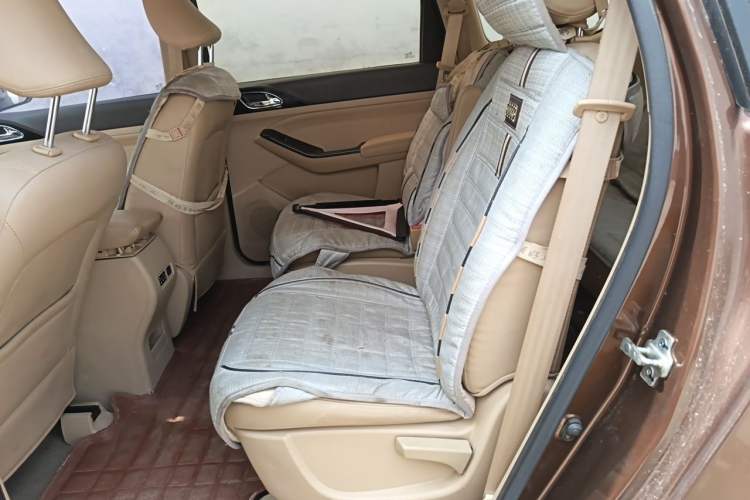 Used Baojun 730 2014 1.5L manual Comfort version 7 seats Left Rear Seat