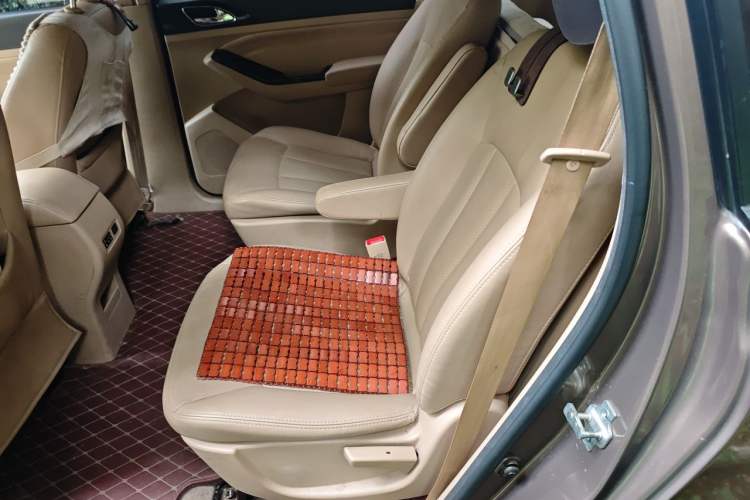 Used Baojun 730 2014 1.5L manual Comfort version 7 seats Left Rear Seat