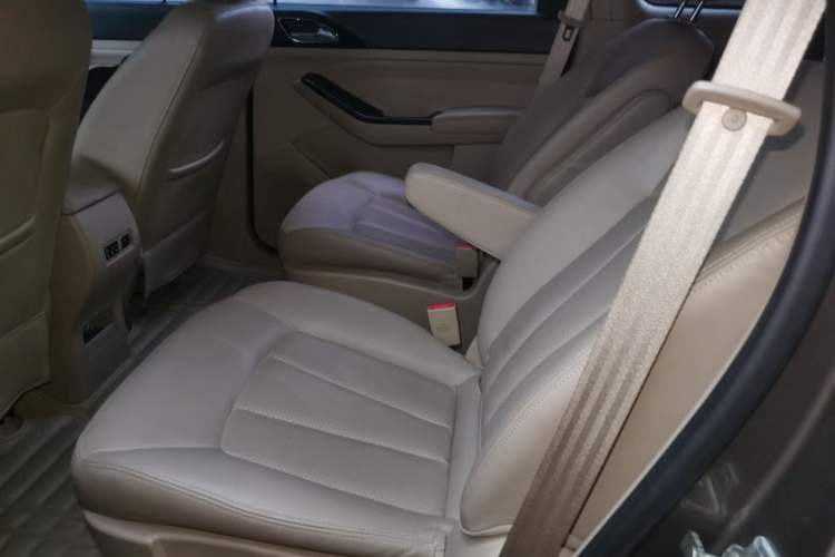 Used Baojun 730 2014 1.5L manual Comfort version 7 seats Left Rear Seat