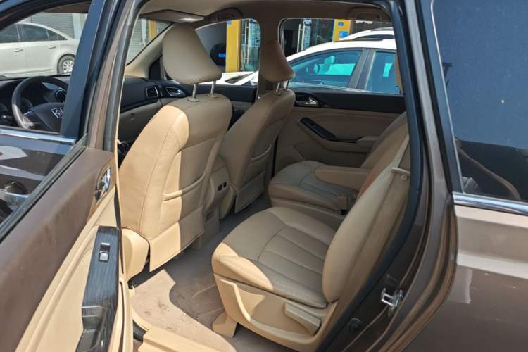 Used Baojun 730 2014 1.5L manual Comfort ESP version 7 seats Left Rear Seat