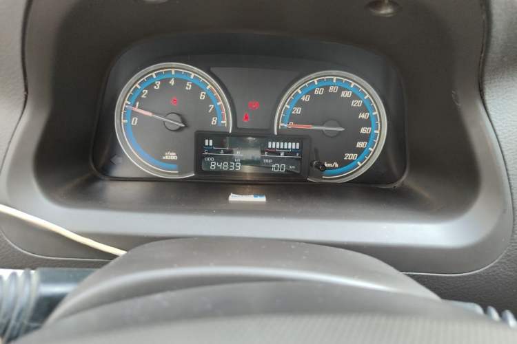 Used Baojun 730 2014 1.5L manual standard trim 7 seats Odometer Close Up