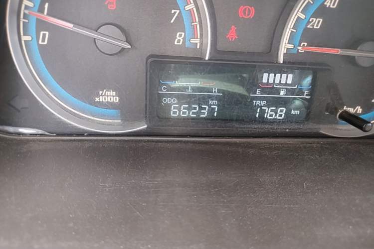 Used Baojun 730 2014 1.5L manual Comfort version 7 seats Odometer Close Up