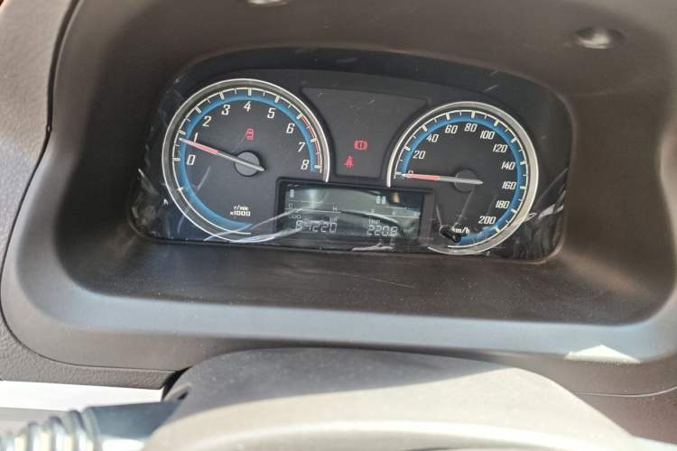 Used Baojun 730 2014 1.5L manual standard trim 7 seats Odometer Close Up