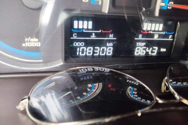 Used Baojun 730 2014 1.5L Manual Luxury Navigation ESP Version 7 Seats Odometer Close Up