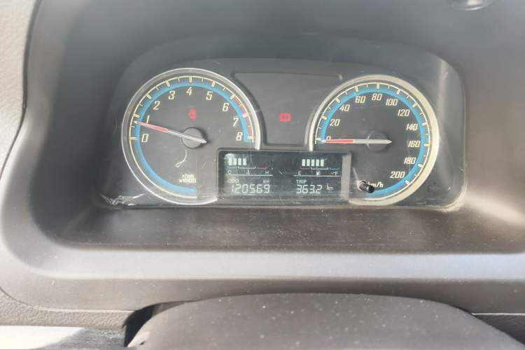 Used Baojun 730 2014 1.5L manual Comfort ESP version 7 seats Odometer Close Up