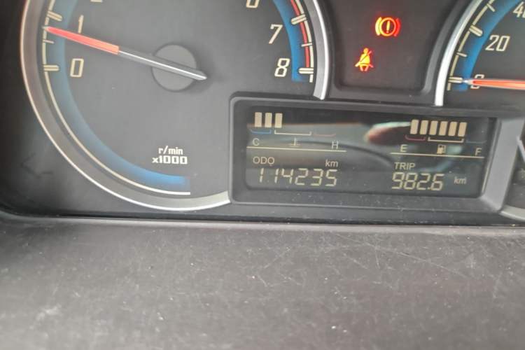 Used Baojun 730 2014 1.5L manual Comfort version 7 seats Odometer Close Up