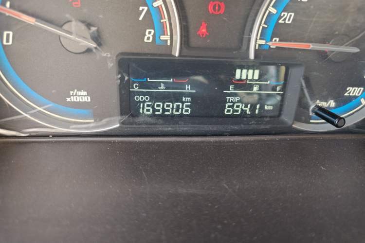 Used Baojun 730 2014 1.5L Manual Luxury Navigation ESP Version 7 Seats Odometer Close Up