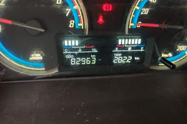 Used Baojun 730 2014 1.5L manual standard trim 7 seats Odometer Close Up