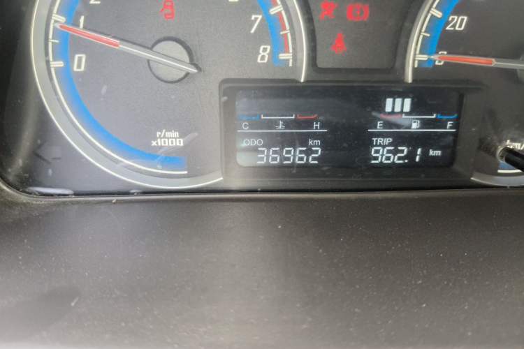 Used Baojun 730 2014 1.5L manual luxury trim 7 seats Odometer Close Up