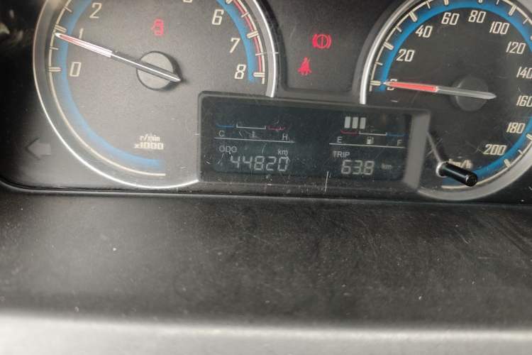 Used Baojun 730 2014 1.5L manual luxury trim 7 seats Odometer Close Up