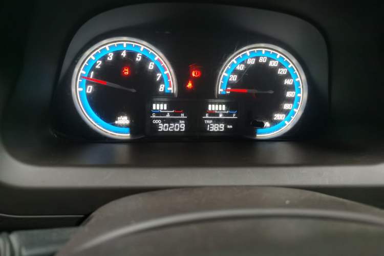 Used Baojun 730 2014 1.5L manual Comfort version 7 seats Odometer Close Up