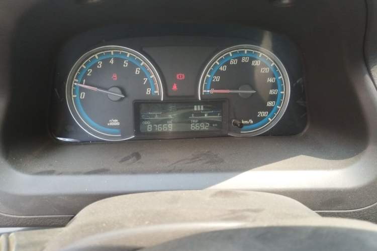 Used Baojun 730 2014 1.5L manual standard trim 7 seats Odometer Close Up