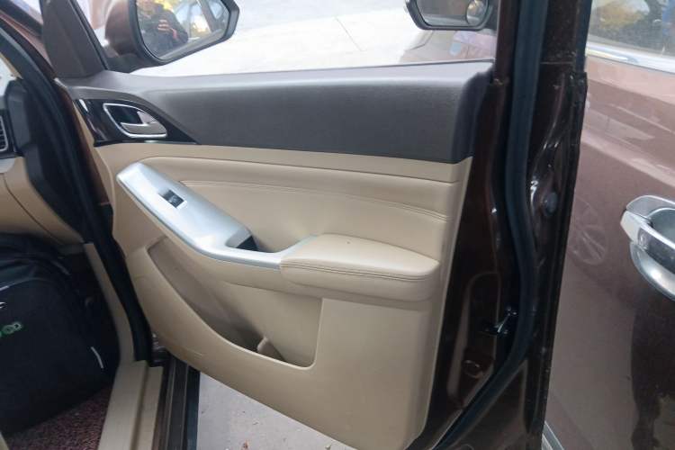 Used Baojun 730 2014 1.5L manual standard trim 7 seats Right Front Door Interior