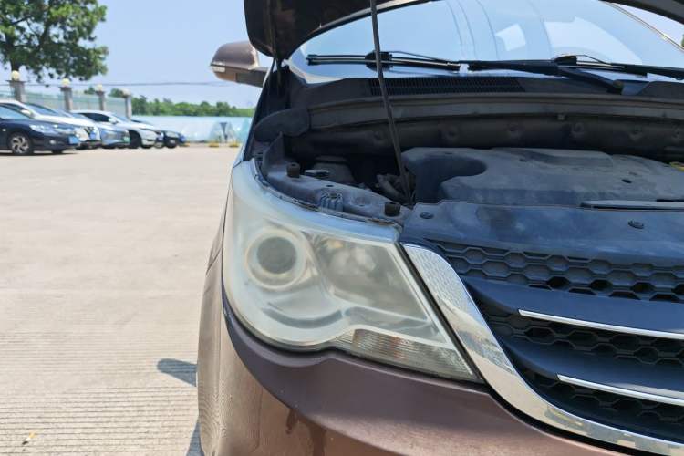 Used Baojun 730 2014 1.5L manual Comfort version 7 seats Right Front Headlight