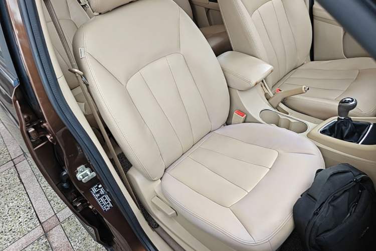 Used Baojun 730 2014 1.5L manual luxury trim 7 seats Right Front Seat