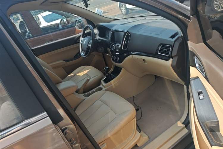 Used Baojun 730 2014 1.5L manual Comfort ESP version 7 seats Right Front Seat