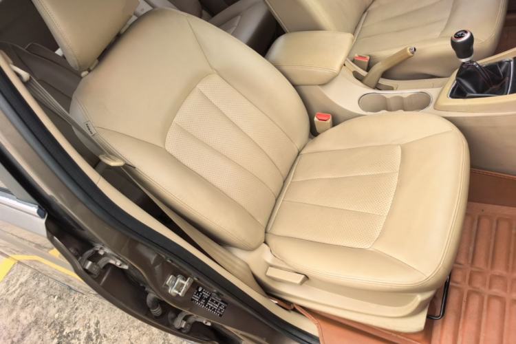 Used Baojun 730 2014 1.5L manual Comfort version 7 seats Right Front Seat