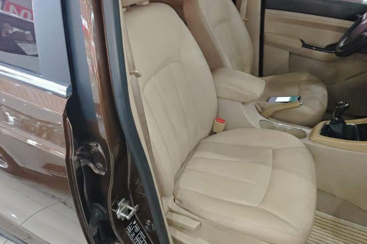 Used Baojun 730 2014 1.5L manual Comfort version 7 seats Right Front Seat