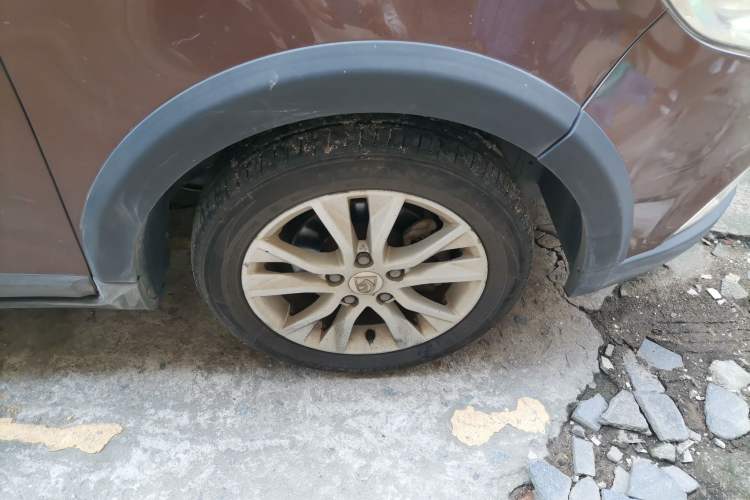 Used Baojun 730 2014 1.5L manual Comfort version 7 seats Right Front Wheel Hub