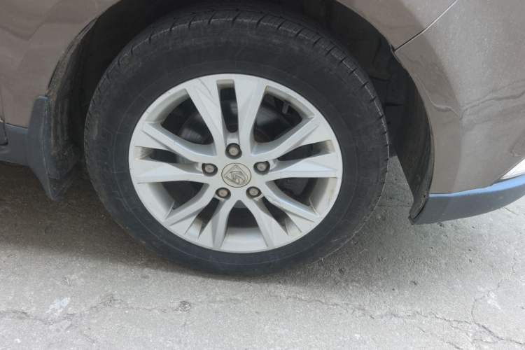 Used Baojun 730 2014 1.5L manual Comfort version 7 seats Right Front Wheel Hub
