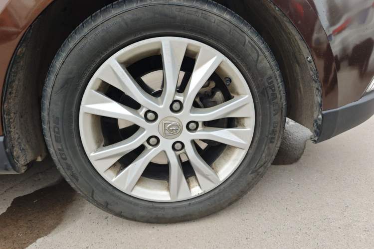 Used Baojun 730 2014 1.5L manual luxury trim 7 seats Right Front Wheel Hub