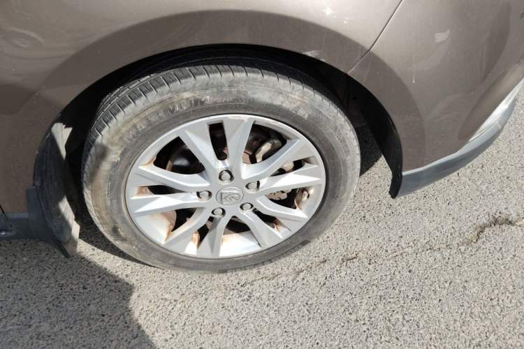 Used Baojun 730 2014 1.5L manual Comfort version 7 seats Right Front Wheel Hub
