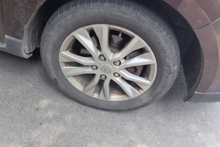Used Baojun 730 2014 1.5L manual standard trim 7 seats Right Front Wheel Hub