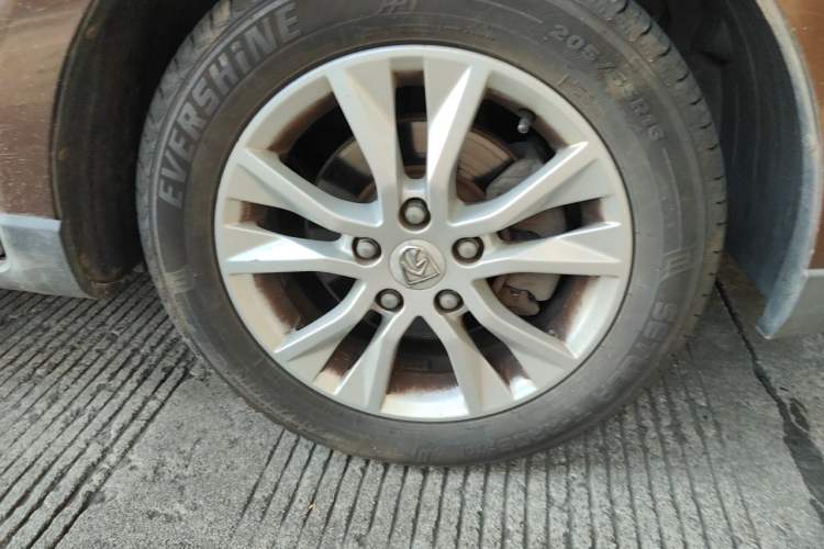 Used Baojun 730 2014 1.5L manual Comfort version 7 seats Right Front Wheel Hub