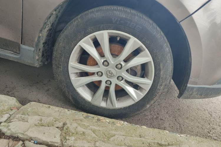 Used Baojun 730 2014 1.5L manual standard trim 7 seats Right Front Wheel Hub