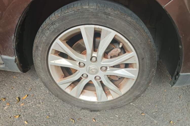 Used Baojun 730 2014 1.5L manual Comfort version 7 seats Right Front Wheel Hub