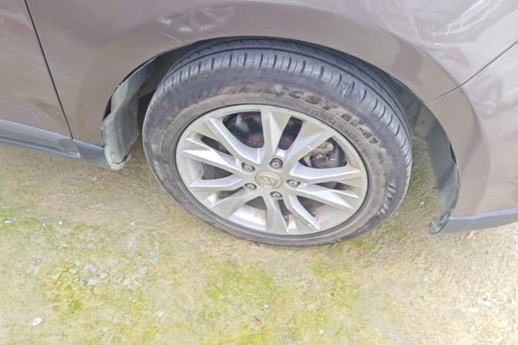 Used Baojun 730 2014 1.5L manual Comfort version 7 seats Right Front Wheel Hub