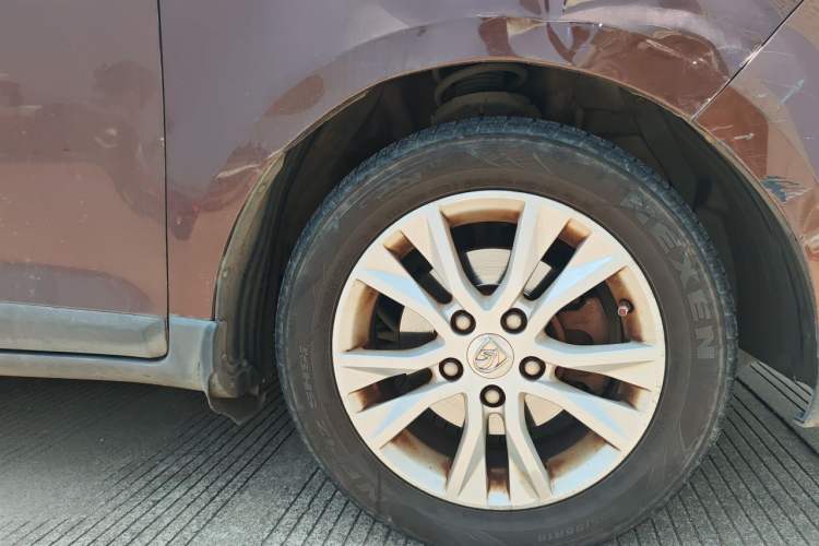 Used Baojun 730 2014 1.5L manual Comfort version 7 seats Right Front Wheel Hub