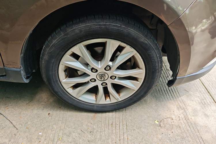 Used Baojun 730 2014 1.5L manual Comfort version 7 seats Right Front Wheel Hub