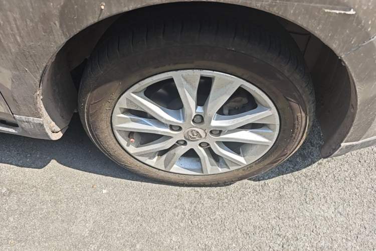 Used Baojun 730 2014 1.5L manual standard trim 7 seats Right Front Wheel Hub