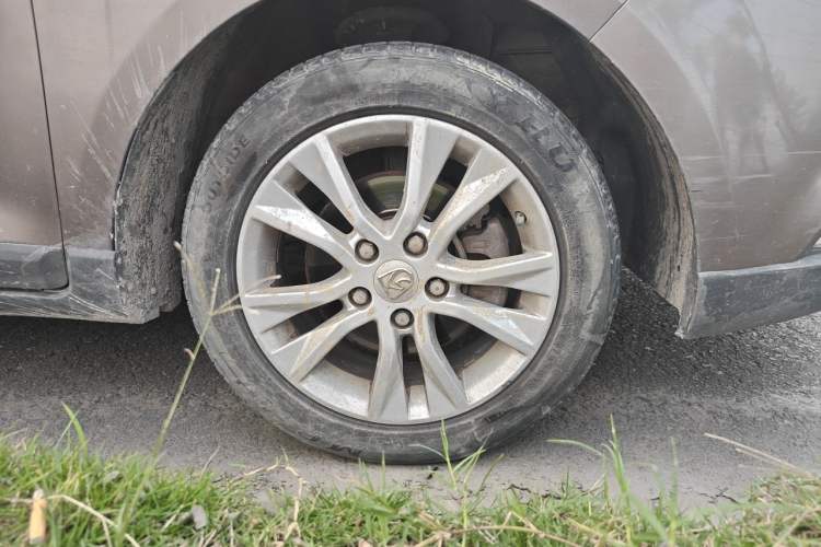 Used Baojun 730 2014 1.5L manual Comfort version 7 seats Right Front Wheel Hub