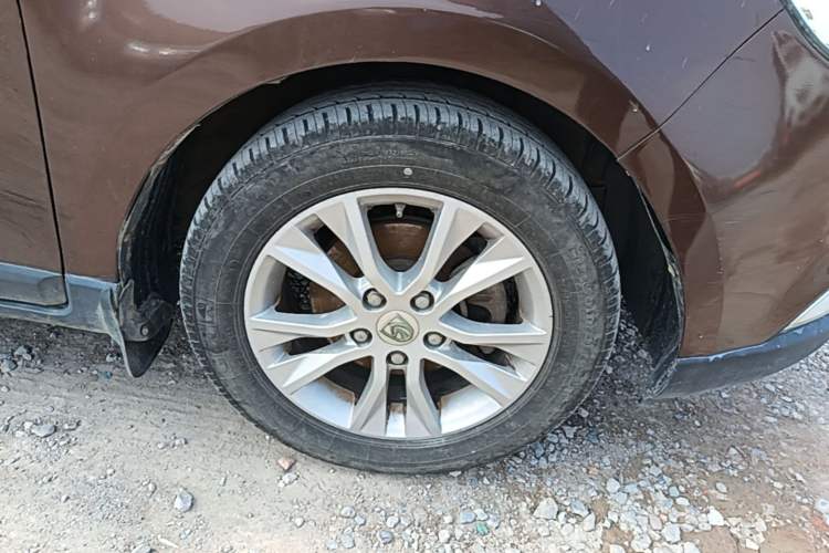 Used Baojun 730 2014 1.5L manual Comfort version 7 seats Right Front Wheel Hub