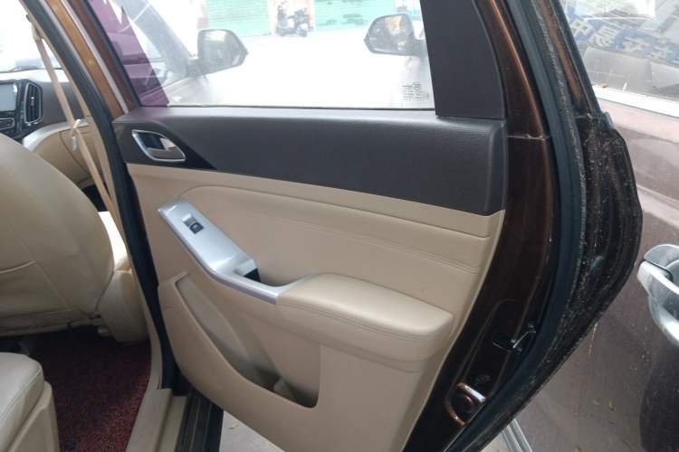 Used Baojun 730 2014 1.5L manual standard trim 7 seats Right Rear Door Interior