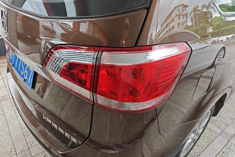 Used Baojun 730 2014 1.5L manual luxury trim 7 seats Right Rear Taillight