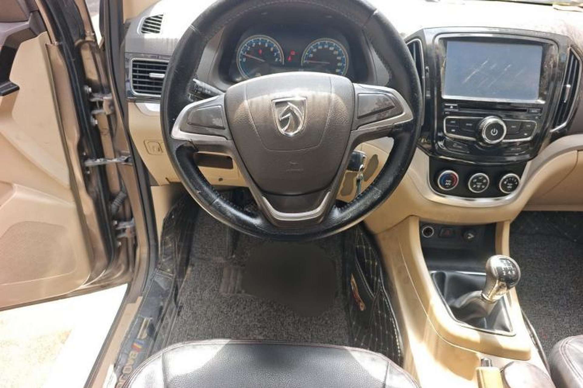 Used Baojun 730 2014 1.5L manual Comfort version 7 seats Steering Wheel
